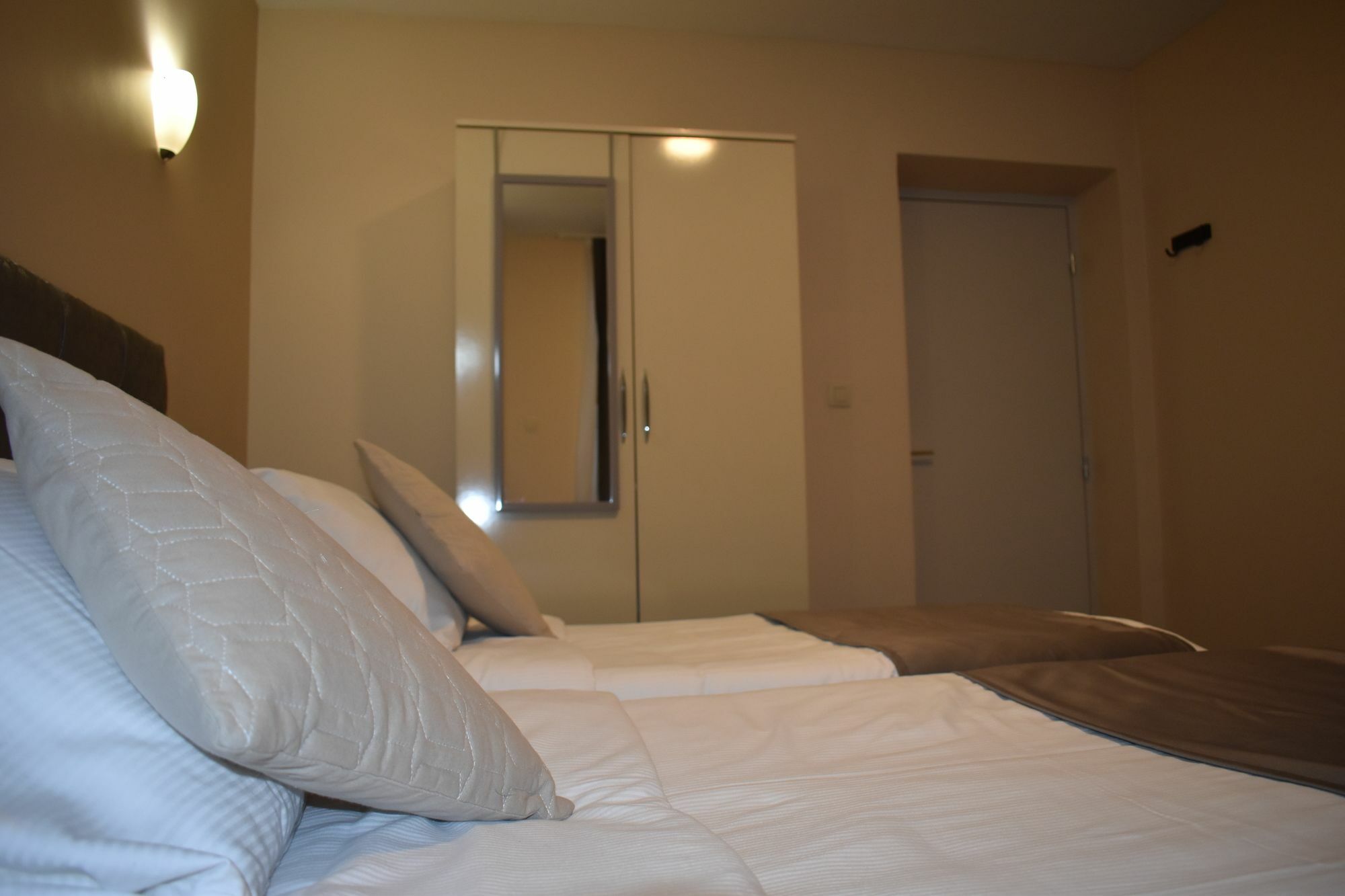 Hotel Meribel Saint-Josse-ten-Noode ภายนอก รูปภาพ